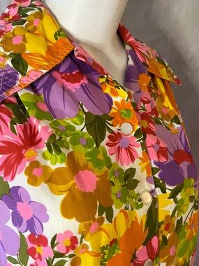 This Vintage Vibrant Floral Shift Dress with collar  in size L